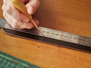 Bir tabakhane ile deri kemer üretim süreci. Atölye bronzlaştırıcı. 