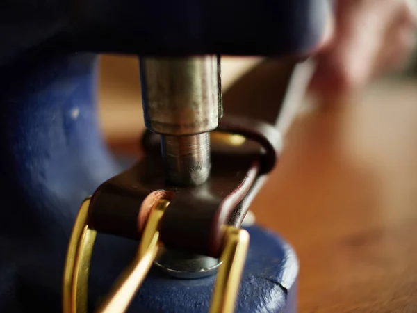 Der Prozess der Herstellung eines Ledergürtels durch einen Gerber. Werkstattgerber. — Stockfoto