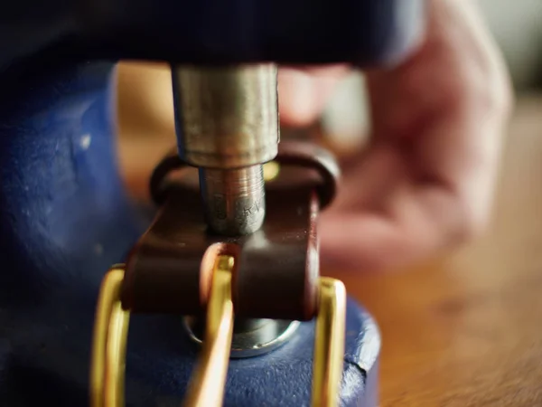 The process of manufacturing a leather belt by a tanner. Workshop tanner. — Stock Photo, Image