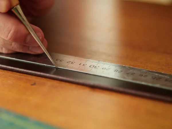 O processo de fabricação de um cinto de couro por um curtidor. Tanner de oficina . — Fotografia de Stock
