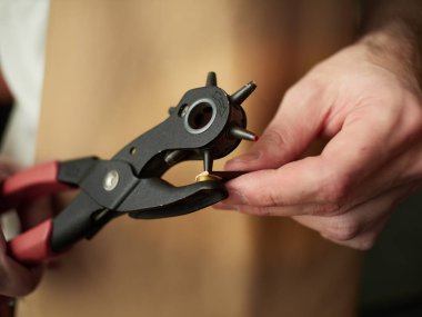 Bir tabakhane ile deri kemer üretim süreci. Atölye bronzlaştırıcı. 