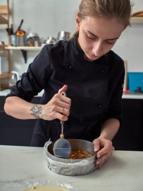 Siyah tasarımcı pasta adım adım hazırlanması