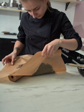 Siyah tasarımcı pasta adım adım hazırlanması