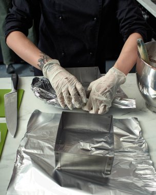 Siyah tasarımcı pasta adım adım hazırlanması