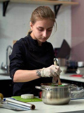 Siyah tasarımcı pasta adım adım hazırlanması