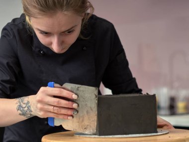 Siyah tasarımcı pasta adım adım hazırlanması