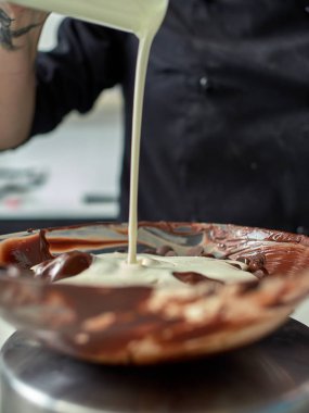 Siyah tasarımcı pasta adım adım hazırlanması