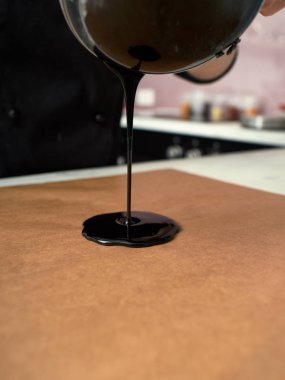 Siyah tasarımcı pasta adım adım hazırlanması