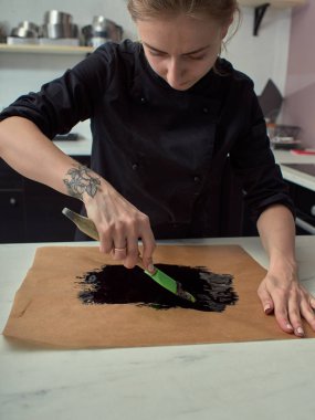 Siyah tasarımcı pasta adım adım hazırlanması