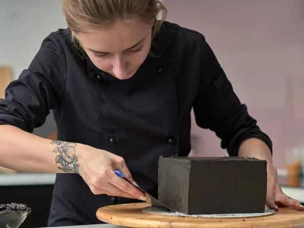 Preparazione passo-passo di torta di designer nera — Foto Stock