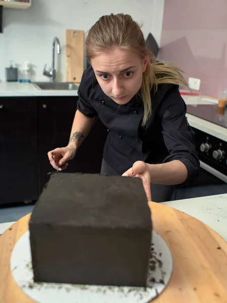 Preparação passo a passo do bolo de grife preto — Fotografia de Stock