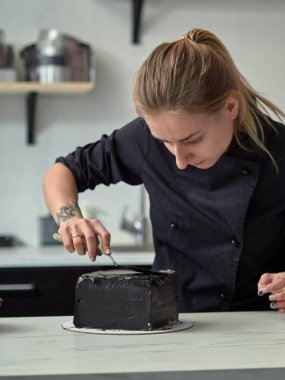 Siyah tasarımcı pasta adım adım hazırlanması