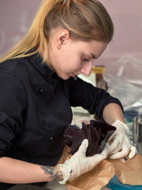 Siyah tasarımcı pasta adım adım hazırlanması