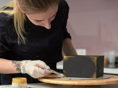 Siyah tasarımcı pasta adım adım hazırlanması