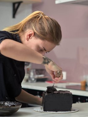 Siyah tasarımcı pasta adım adım hazırlanması