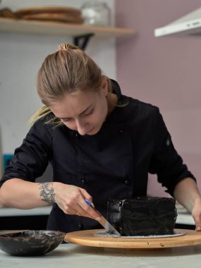 Siyah tasarımcı pasta adım adım hazırlanması