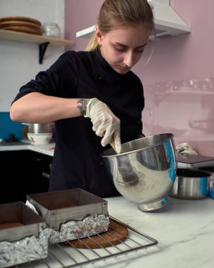 Siyah tasarımcı pasta adım adım hazırlanması