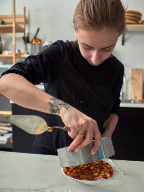 Siyah tasarımcı pasta adım adım hazırlanması