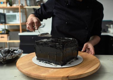 Siyah tasarımcı pasta adım adım hazırlanması