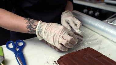 Siyah tasarımcı pasta adım adım hazırlanması