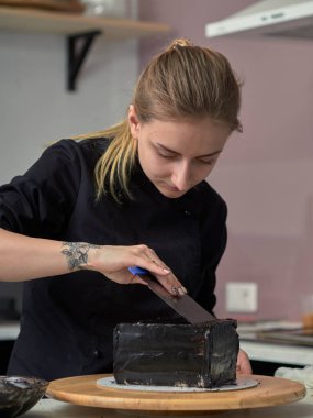 Siyah tasarımcı pasta adım adım hazırlanması