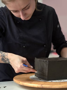 Siyah tasarımcı pasta adım adım hazırlanması