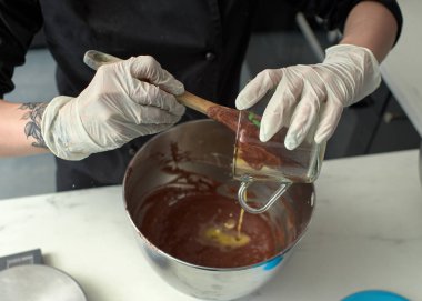 Siyah tasarımcı pasta adım adım hazırlanması