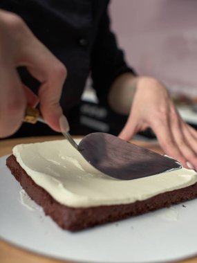 Siyah tasarımcı pasta adım adım hazırlanması