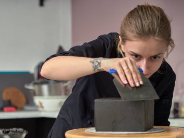 Siyah tasarımcı pasta adım adım hazırlanması