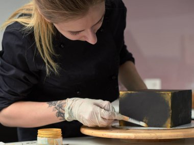 Siyah tasarımcı pasta adım adım hazırlanması