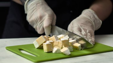 Siyah tasarımcı pasta adım adım hazırlanması