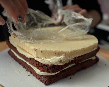 Siyah tasarımcı pasta adım adım hazırlanması