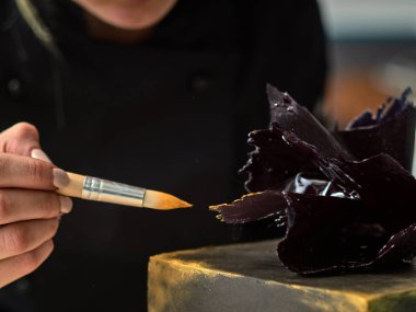 Siyah tasarımcı pasta adım adım hazırlanması