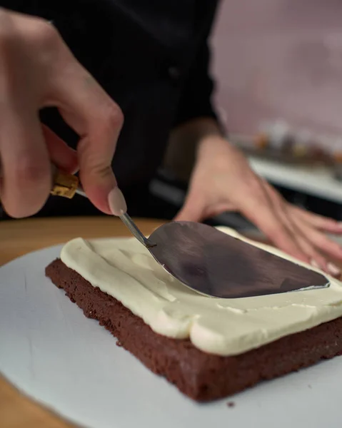 Поэтапная подготовка черного дизайнерского торта — стоковое фото