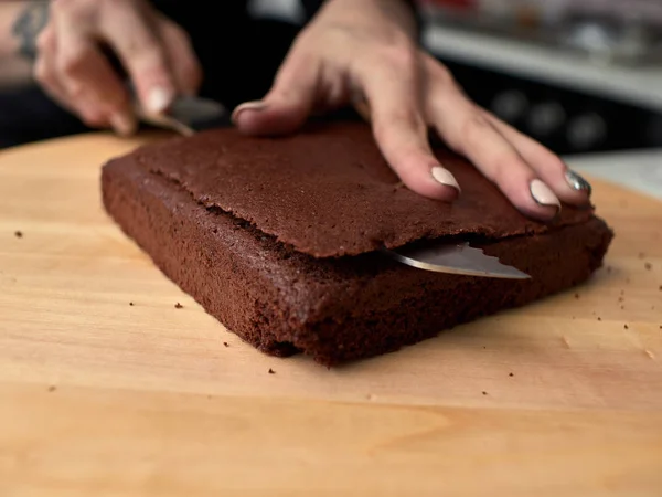 Siyah tasarımcı pasta adım adım hazırlanması