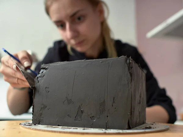 Preparazione passo-passo di torta di designer nera — Foto Stock