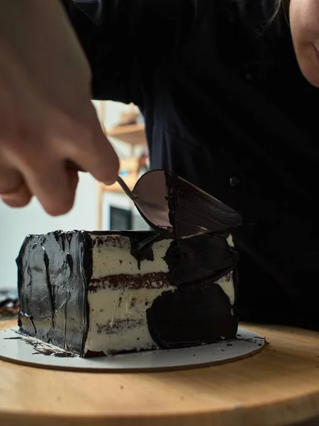 Поэтапная подготовка черного дизайнерского торта — стоковое фото