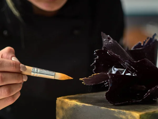 Preparazione passo-passo di torta di designer nera — Foto Stock