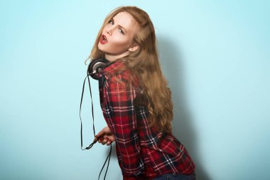 Kulaklık ile bir damalı gömlek sarışın kız.