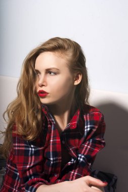 güzel kız yatakta oturmuş.