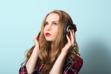 Kulaklık ile bir damalı gömlek sarışın kız.
