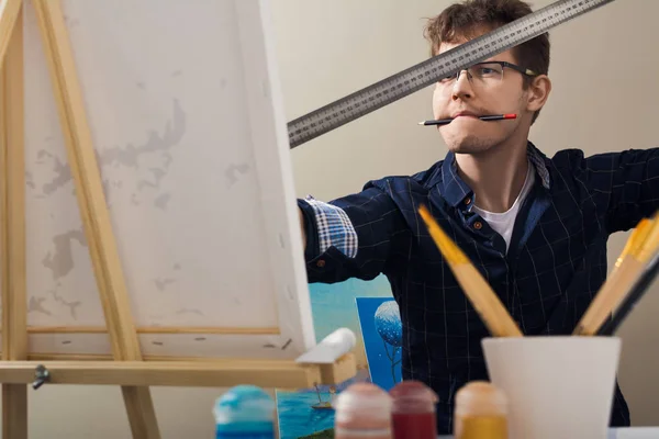 Adam resim çiziyor..