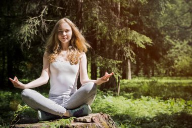 Doğada yoga yapan kız.