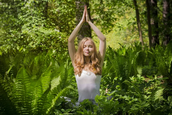 La fille fait du yoga . — Photo