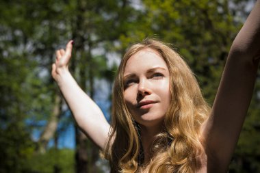 Genç bir kız ellerini kaldırdı.