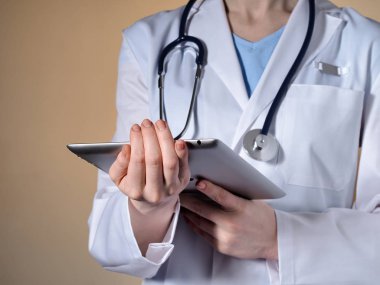 Elinde tablet ile kadın doktor.