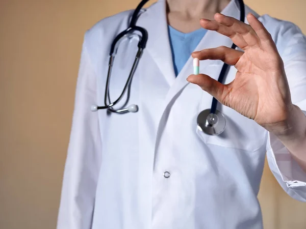 Az orvos azt mutatja, a fogamzásgátló tabletta. — Stock Fotó