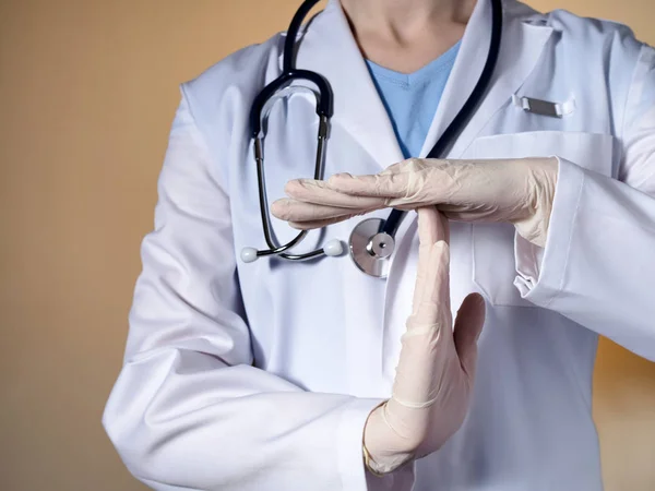 A női orvos gumiból készült kesztyűt mutat gesztus "időből." — Stock Fotó