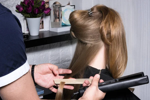 Молода жінка робить укладання волосся в салоні . — стокове фото