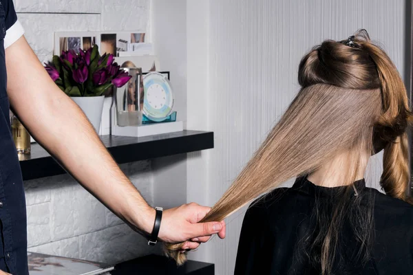 Молодая женщина делает укладку волос в салоне . — стоковое фото